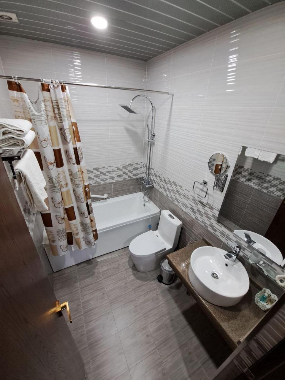 בוקורו Caravan Plaza Inn Boutique מראה חיצוני תמונה