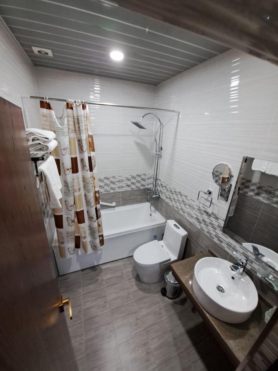 בוקורו Caravan Plaza Inn Boutique מראה חיצוני תמונה