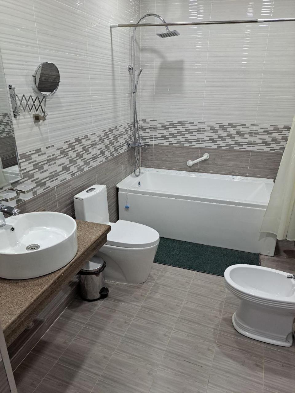 בוקורו Caravan Plaza Inn Boutique מראה חיצוני תמונה