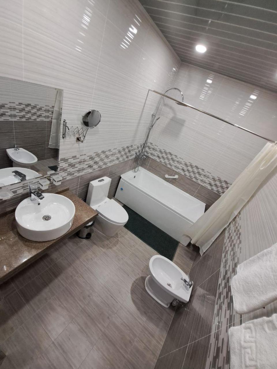 בוקורו Caravan Plaza Inn Boutique מראה חיצוני תמונה